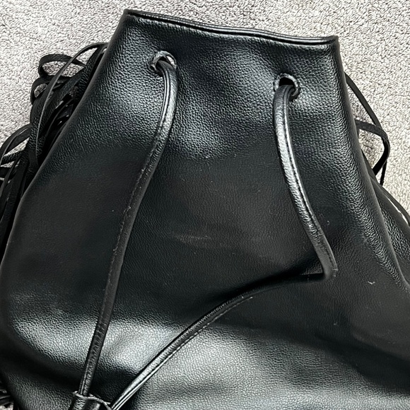 Victoria’s Secret Faux Pebbled Leather Fringe Bucket Cinch Backpack Purse Biker - Picture 9 of 15